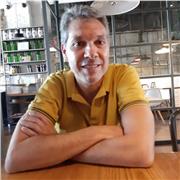 Tengo 45 años y amplia experiencia en docencia. Me ofrezco para dar clases de FISICA y MATEMÁTICAS de primaria, ESO y bachillerato, personalizado al nivel de cada alumno. Creo que el nivel del alumnado no puede bajar porque son el futuro
